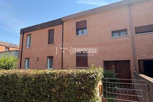 VILLA A SCHIERA DI MEZZO