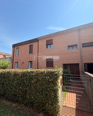 VILLA A SCHIERA DI MEZZO