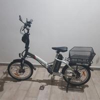 Bici elettrica pieghevole argento piuma