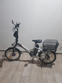 Bici elettrica pieghevole argento piuma