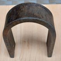 Antica staffa curva in ferro