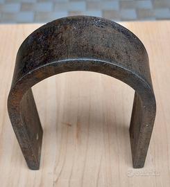 Antica staffa curva in ferro