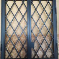 Coppia di grate in ferro pieno