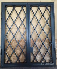 Coppia di grate in ferro pieno