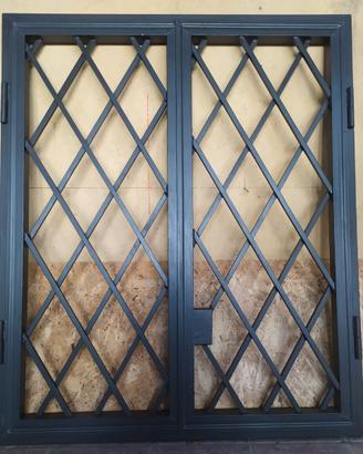 Coppia di grate in ferro pieno