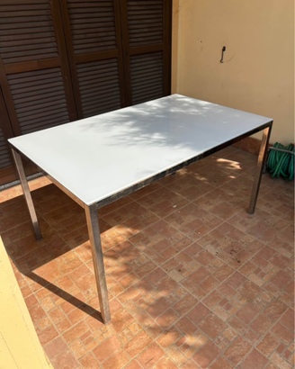 Tavolo con piano in vetro temperato