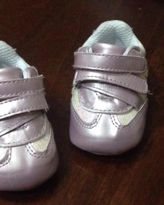 Scarpe neonata