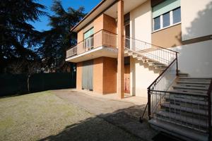 Bifamiliare con garage e giardino
