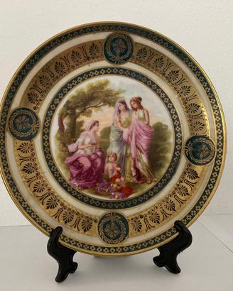 Piatto in porcellana con filigrana in oro. Anni 40