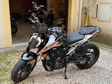 KTM Duke 390 (2021) – Full optional, pronta all’us
