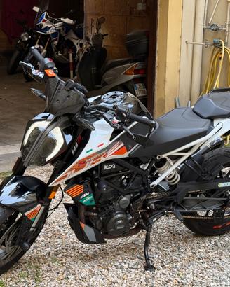 KTM Duke 390 (2021) – Full optional, pronta all’us