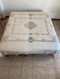 Copriletto in lino con applicazioni in Burano.