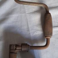Trapano manuale a mano antico e seghe