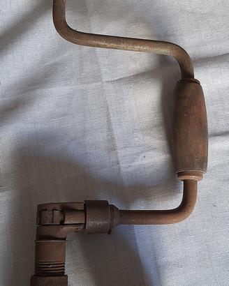Trapano manuale a mano antico e seghe