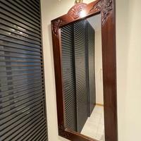 Specchiera con cornice in legno intarsiata