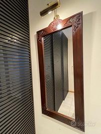 Specchiera con cornice in legno intarsiata