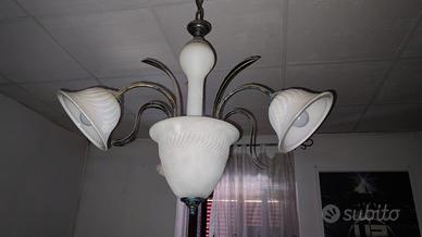 Lampadario e coppia di abat jour in ferro battuto