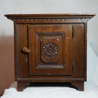 Antico mobiletto in legno intagliato – primi ‘900