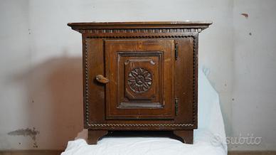 Antico mobiletto in legno intagliato – primi ‘900