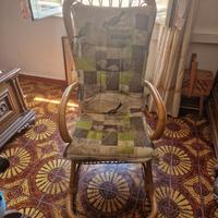 Sedia a dondolo in rattan come nuova