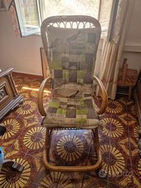 Sedia a dondolo in rattan come nuova