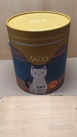 Caraffa in vetro con all'interno un gatto 