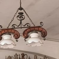 Lampadario in legno e ferro battuto