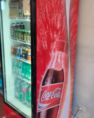 Frigorifero a colonna della Coca-Cola 