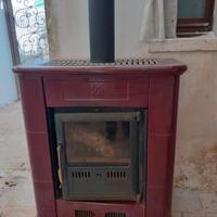 Stufa a legna in ceramica