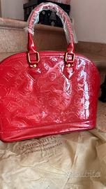 Borsa e portafoglio rosso lucido