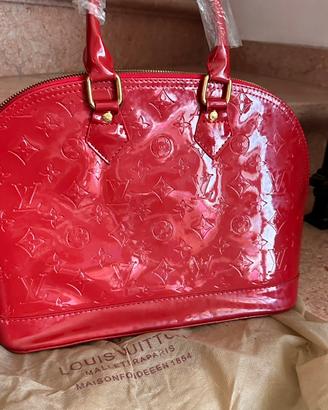 Borsa e portafoglio rosso lucido