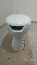 sanitario per disabili completo di coperchio