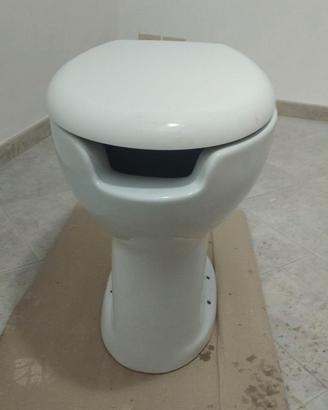 sanitario per disabili completo di coperchio