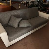 Divano in pelle e tessuto