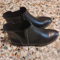 Stivaletto in pelle con borchie di  Max Mara nuovo