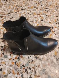 Stivaletto in pelle con borchie di  Max Mara nuovo