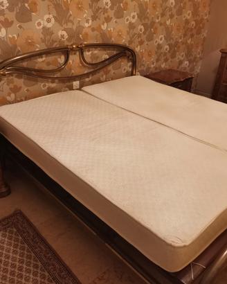 Coppia di materassi a molle come nuovi