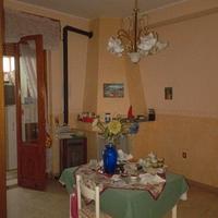 Casa indipendente con cortile e ampio garage