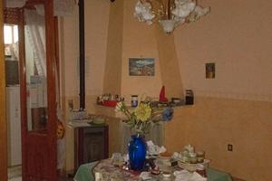 Casa indipendente con cortile e ampio garage