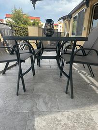 Tavolo e sedie da giardino