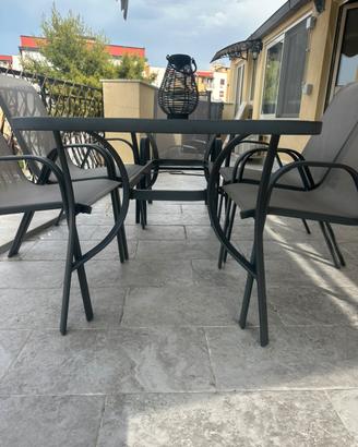 Tavolo e sedie da giardino