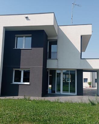 NUOVA VILLA IN CENTRO: INDIPENDENTE E TECH!