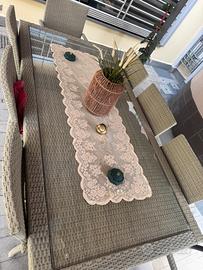 Tavolo e sedie in rattan da giardino