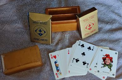 Cofanetto con due mazzi di carte