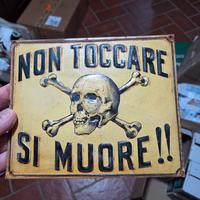 targa pericolo vintage con teschio 