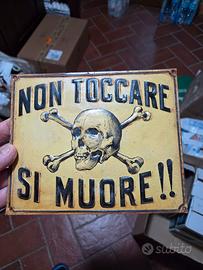 targa pericolo vintage con teschio 