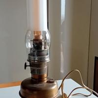 Lume a petrolio in ottone convertito in elettrico