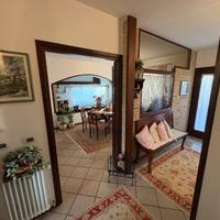 Curato appartamento in villa bifamiliare