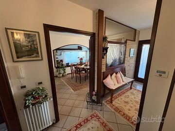 Curato appartamento in villa bifamiliare