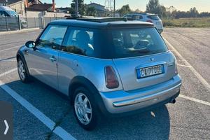 Mini Cooper grigia